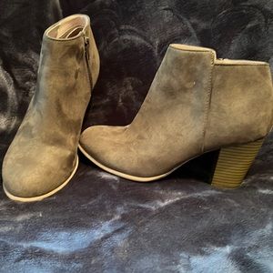 OLIVE GREEN OLD NAVY BOOTIES